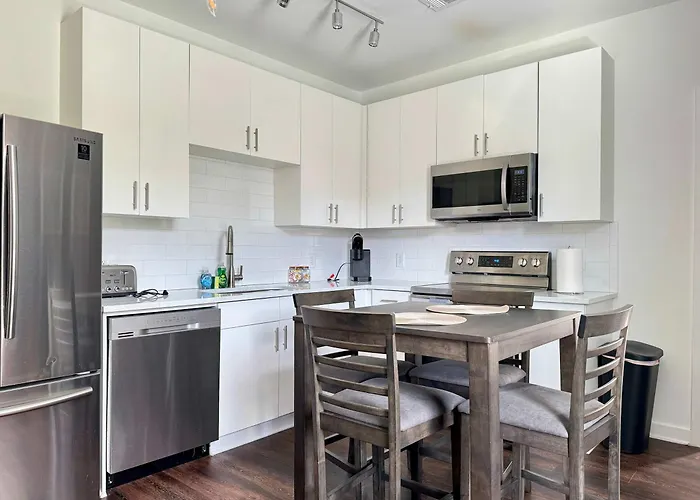 Luxury 4Beds 3Baths 2Balcony Penthouse 542Blvd